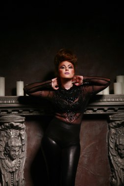 Mumları duran Gotik kız