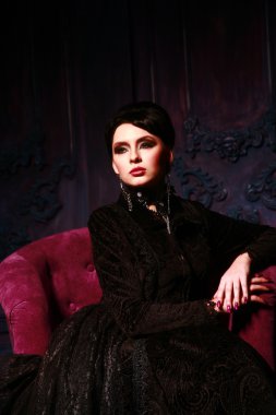 sandalyede oturan Gotik kız portresi