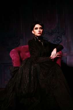 sandalyede oturan Gotik kız portresi
