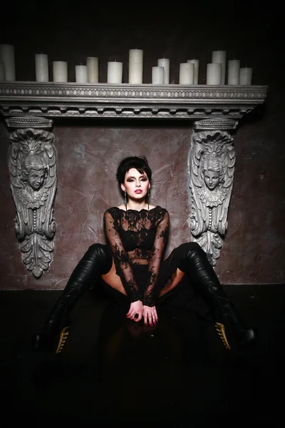Menina gótica sentada no chão perto das velas — Fotografia de Stock