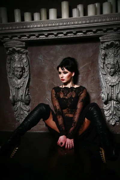 Candels yakın katta oturan Gotik kız — Stok fotoğraf