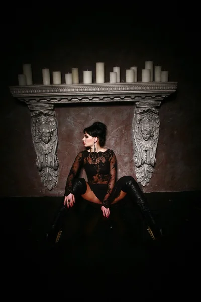 Candels yakın katta oturan Gotik kız — Stok fotoğraf