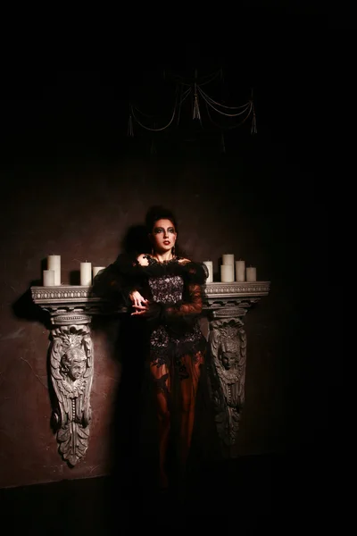 Mumları duran Gotik kız — Stok fotoğraf