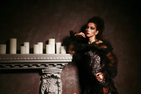 Gothique fille debout près de bougies — Photo