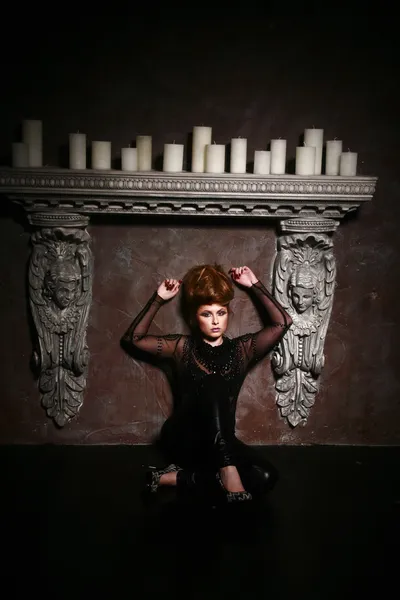 Gothic girl  sitting on the floor near the candels — Stock Photo, Image