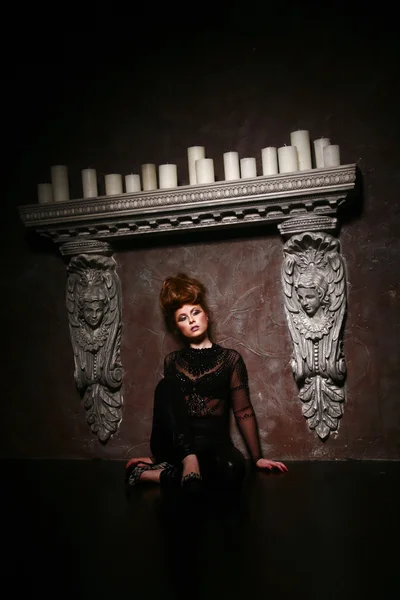 Gothic girl  sitting on the floor near the candels — Stock Photo, Image