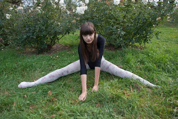 Fille et roses dans le jardin botanique — Photo