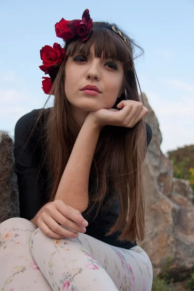 Chica posando sobre las rocas — Foto de Stock