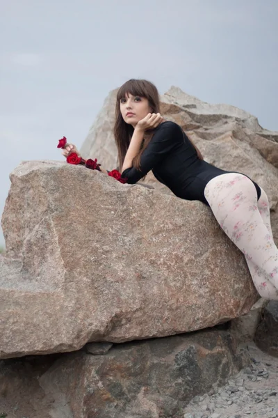 Girl posing on the rocks — Stock Photo, Image