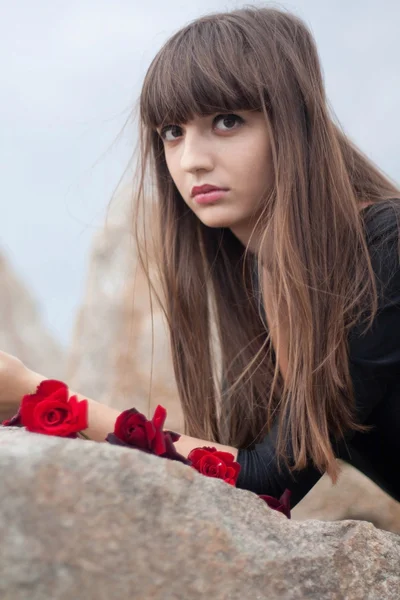 Ragazza in posa sulle rocce — Foto Stock