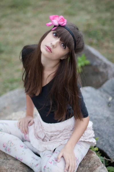 Menina em coroa de rosas no jardim botânico — Fotografia de Stock