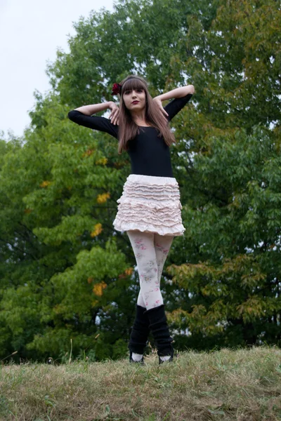 Girl dancing in the park — Stock Photo, Image