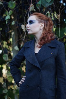 Kızıl saçlı kız parkta poz