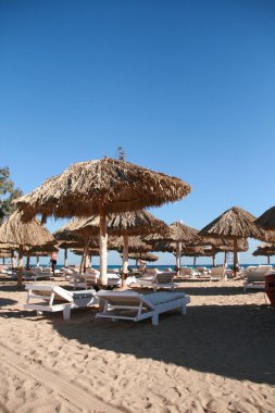 Sıcak yaz gününde deniz kıyısı