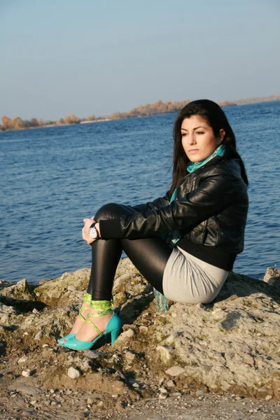 Armeniska flicka stående vid floden — Stockfoto