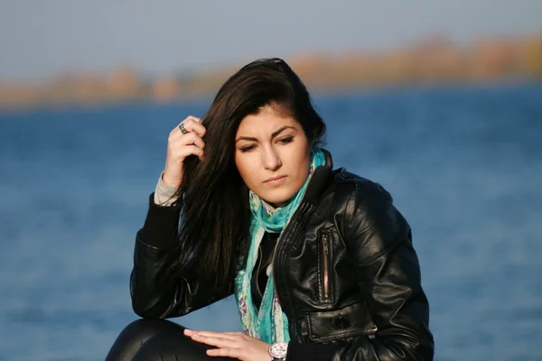 Armenisches Mädchenporträt am Fluss — Stockfoto