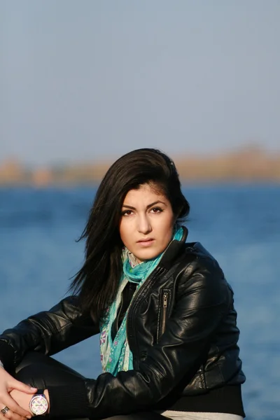 亚美尼亚女孩画像在河边 — 图库照片