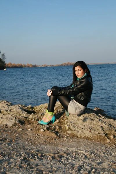 Ritratto armeno ragazza vicino al fiume — Foto Stock