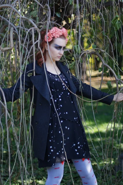 Mädchen mit einem Rosenkranz posiert — Stockfoto