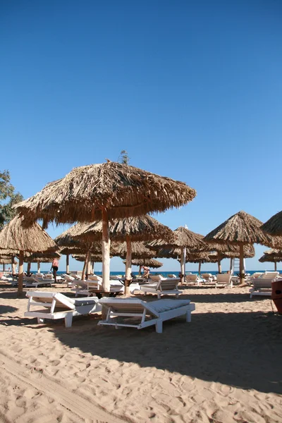 Strand am Meer an heißen Sommertagen — Stockfoto