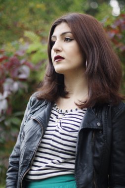Ermeni kız parkta poz