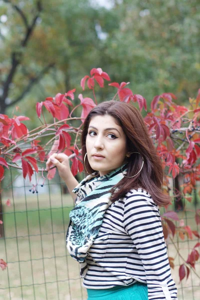 Armenisches Mädchen im Park — Stockfoto