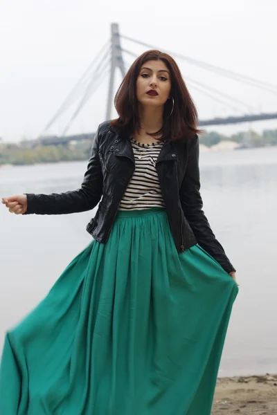 Arménienne fille près de la rivière posant — Photo