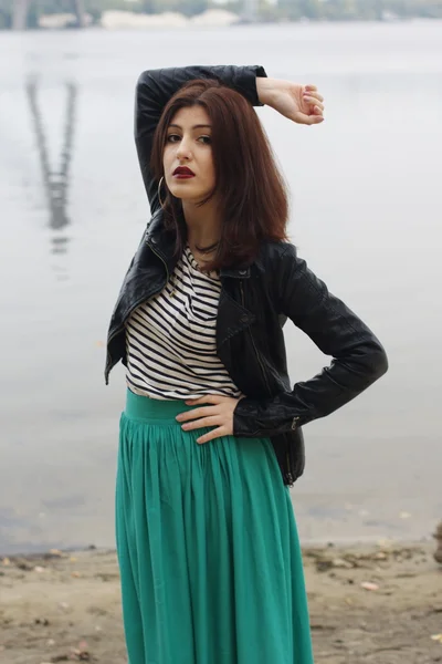 Chica armenia cerca del río posando —  Fotos de Stock