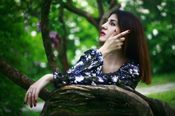 Chica de moda armenia en flores lila — Foto de Stock