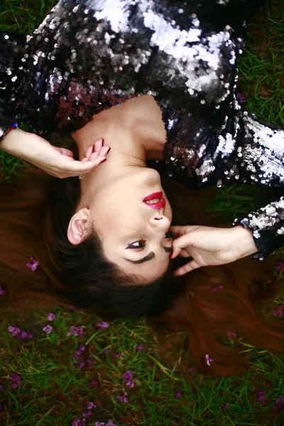 Menina da moda armênia em flores lilás — Fotografia de Stock