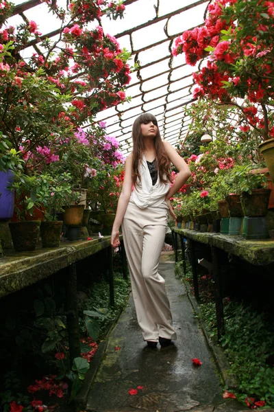 Brunette vrouw in azalea tuin — Stockfoto