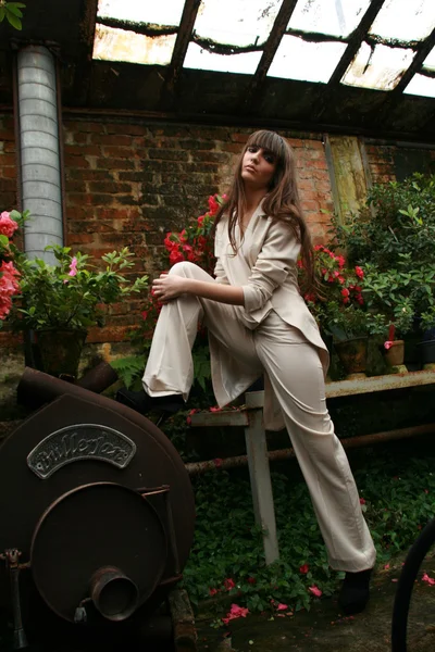 Femme brune dans le jardin azalea — Photo