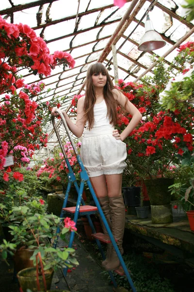 Brünette Frau im Azaleen-Garten — Stockfoto