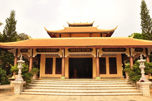 Большой зал Будды с гигантской пагодой диких гусей в сумерках — стоковое фото
