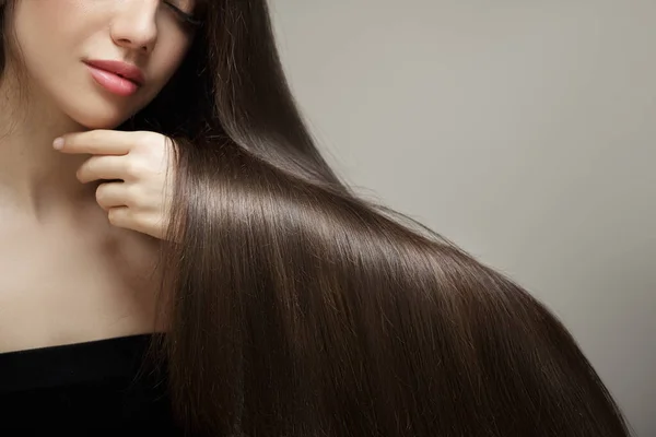 Brunette Woman Showing Straight Shiny Hair — Stock Photo, Image
