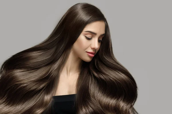 Uzun, güzel dalgalı saçlar. Parlak sarı saçlı bir kadının portresi. kopyala