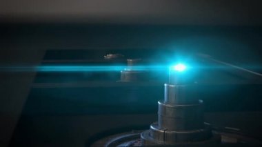 Makineler, lazerler ve altıgen ızgaralı soyut teknoloji arka planı