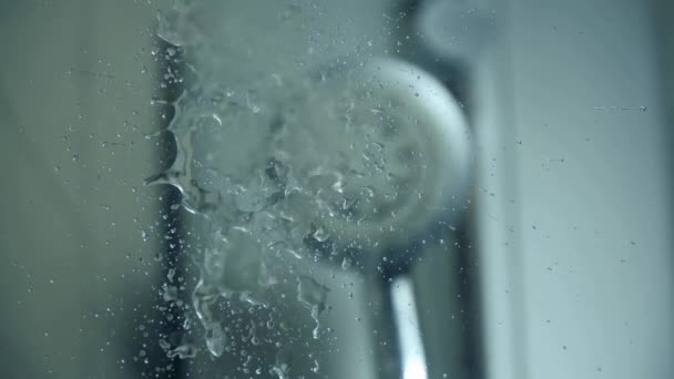 Woda z prysznica spadająca na szklaną powierzchnię — Wideo stockowe