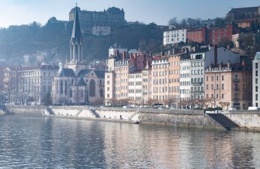 Lyon binaları kışın Saone nehri boyunca.