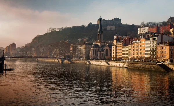 Lyon gebouwen langs de rivier de Saone tijdens de winter — Stockfoto