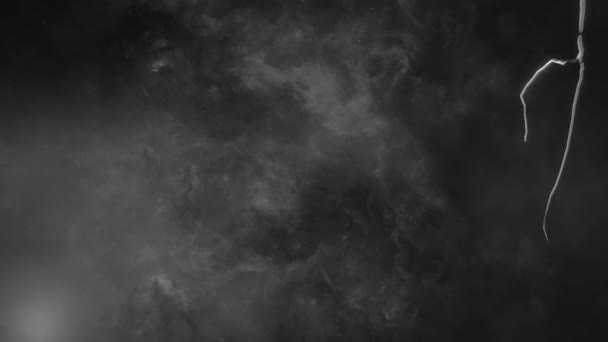 Камера летит сквозь грозовые облака с молнией — стоковое видео