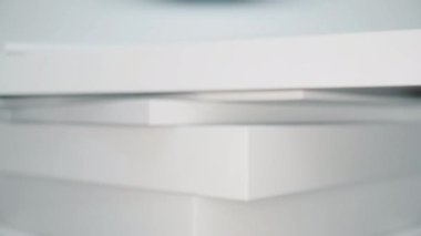 Hareket eden geometrik şekillere sahip soyut 3D görüntüleme. Modern animasyon, hareket tasarımı, 4k video