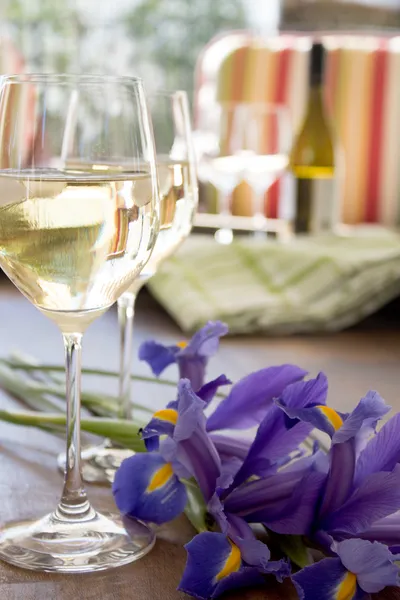 Vino blanco y lirios en primavera Imágenes De Stock Sin Royalties Gratis