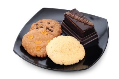 kurabiye ve pasta plaka beyaz zemin üzerine izole