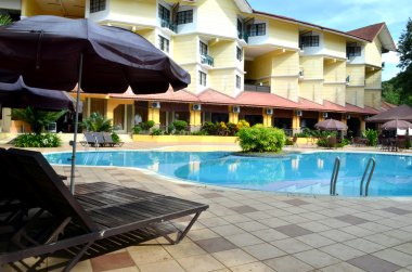 tropikal otel havuzunda