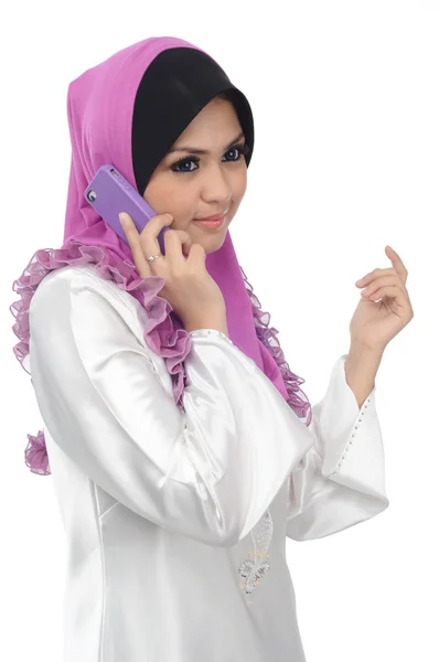 Beautiful young muslim woman talk on mobile phone isolated on white background — Stock Photo, Image