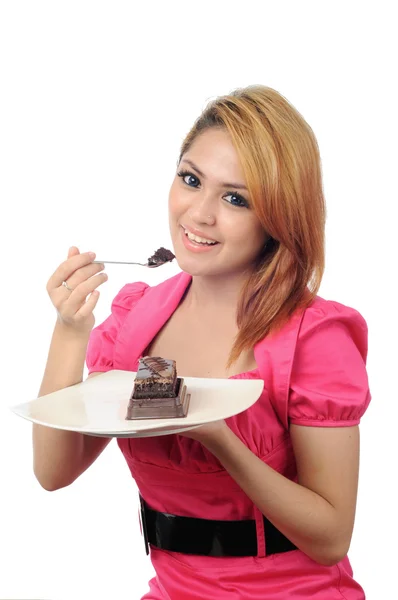 Красивая молодая азиатская женщина ест торт изолированный белый фон — стоковое фото