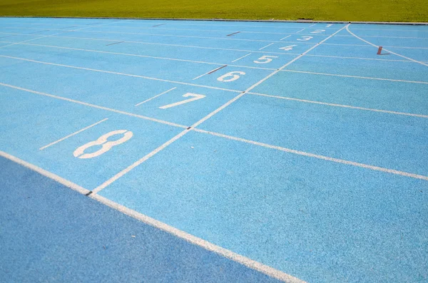 Starcie z bieżnią na stadionie — Zdjęcie stockowe