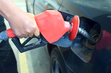 Bir benzin istasyonunda yakıt ile araba dolumu erkek eli