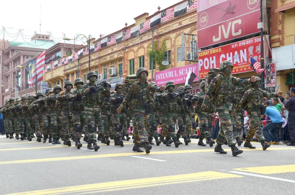 KUANTAN-AUG 31: Royal Malaysia Army participate in National Day parade, celebrating the 55th anniversary of independence on August 31, 2012 in Kuantan, Pahang, Malaysia. — Stock Photo, Image